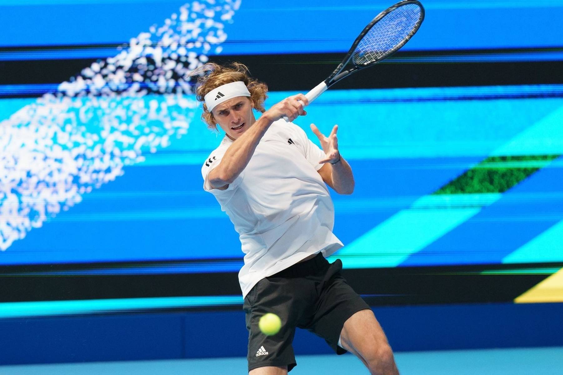 九游娱乐-包含日本网球队力克世界网球队，兹维列夫统治全场的词条