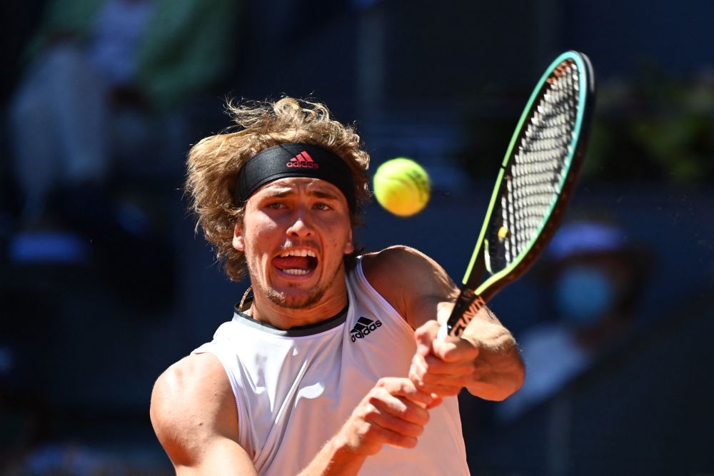 包含日本网球队力克世界网球队，兹维列夫统治全场的词条