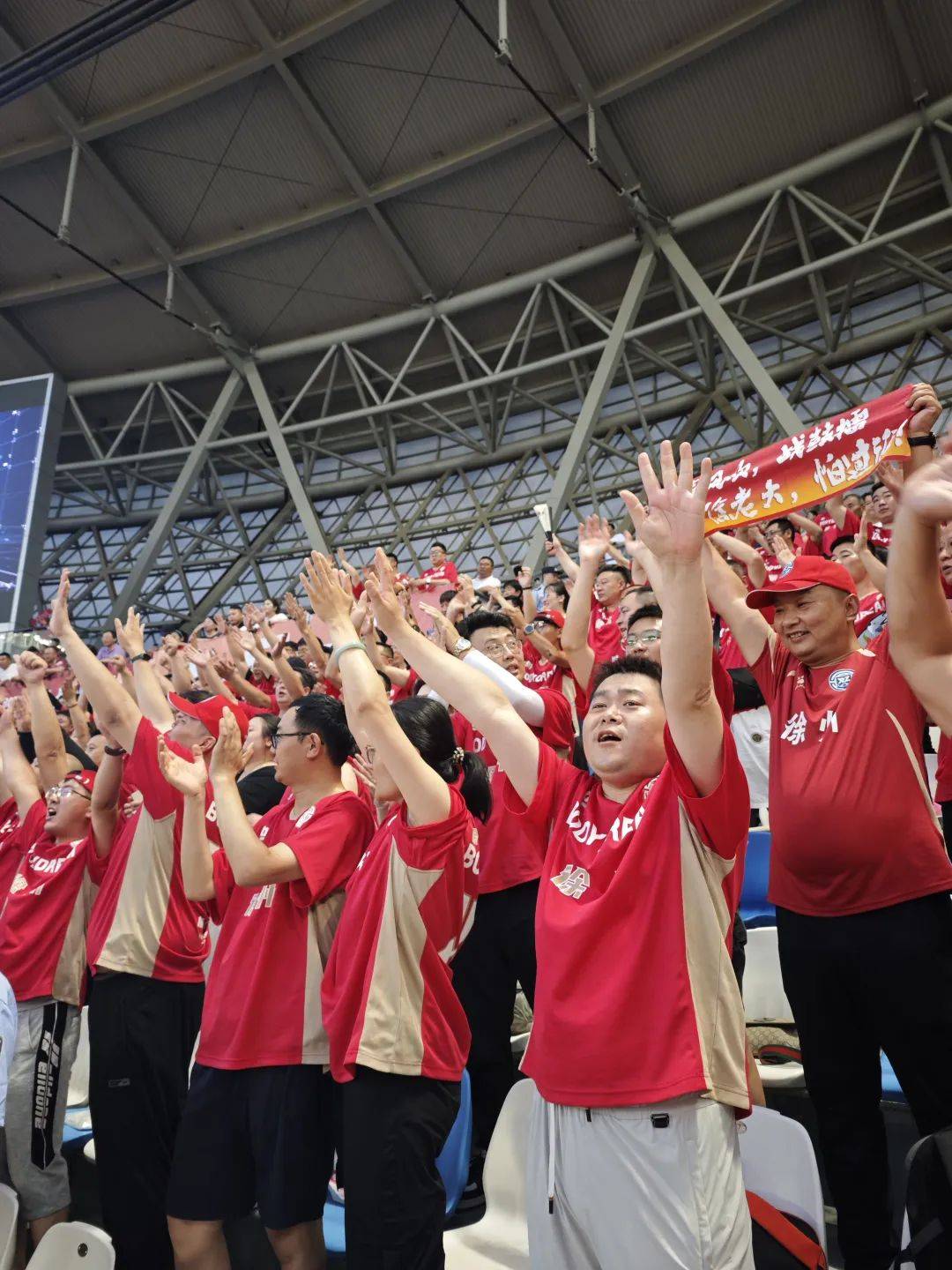 比赛现场气氛热烈，球迷声势浩大