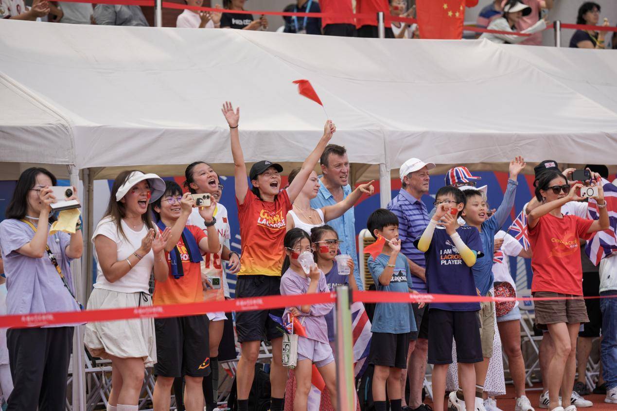 比赛现场气氛热烈，球迷声势浩大