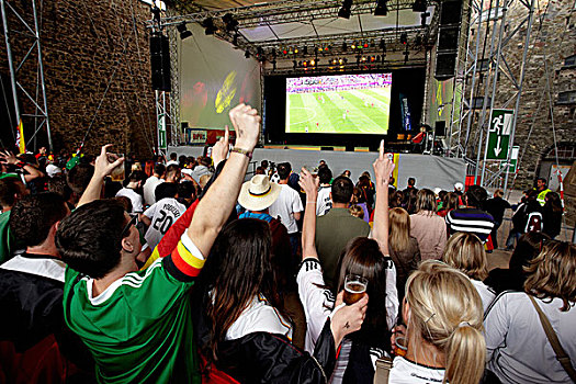 包含球迷疯狂庆祝胜利，球场一片歌声的词条