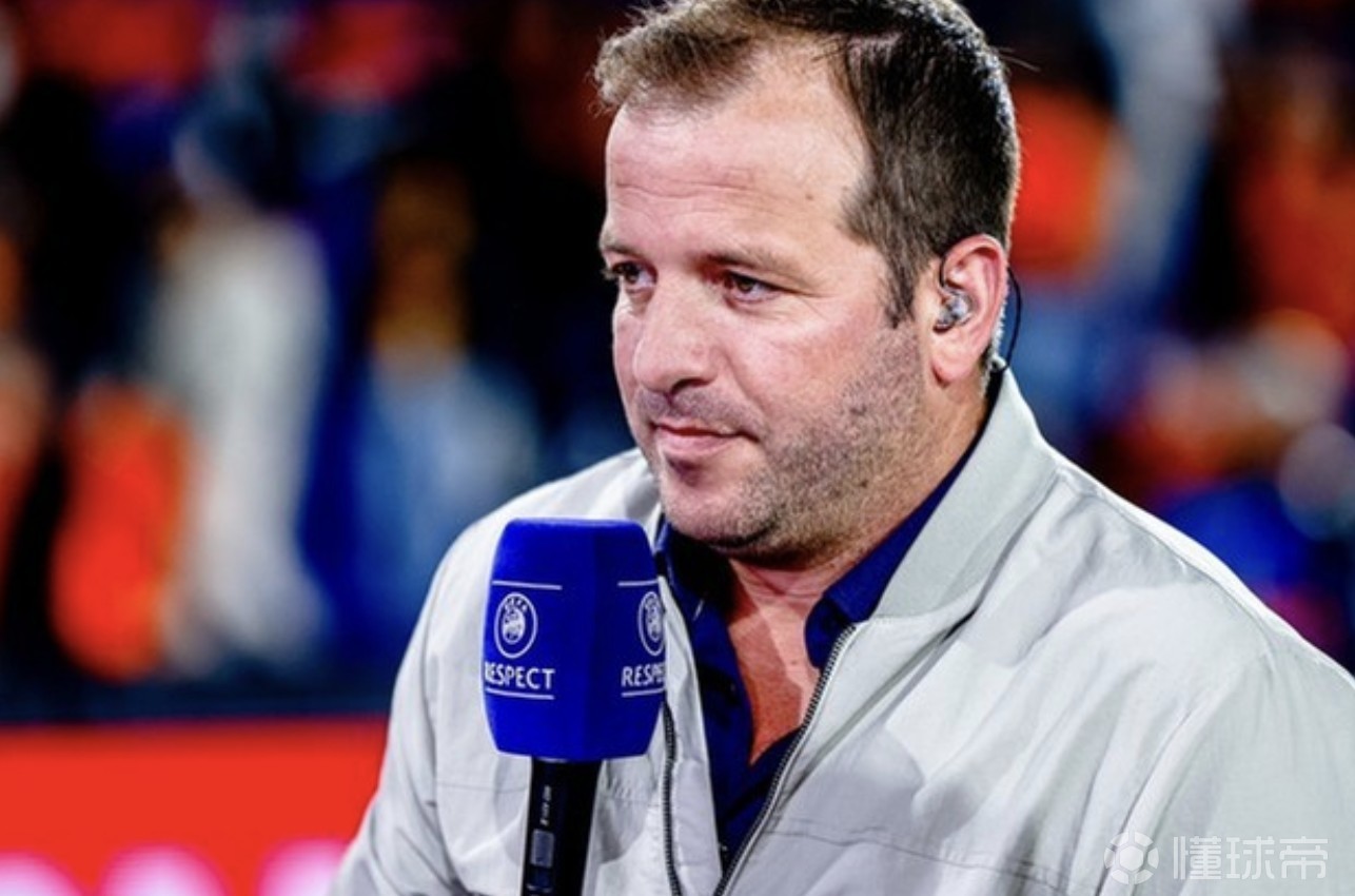 荷兰后卫关键时刻解围，帮助球队挽回颓势