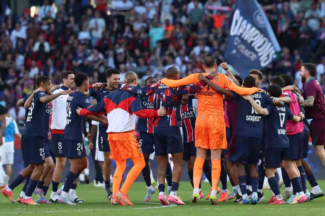 包含巴黎圣日耳曼大获全胜，领跑法甲联赛的词条