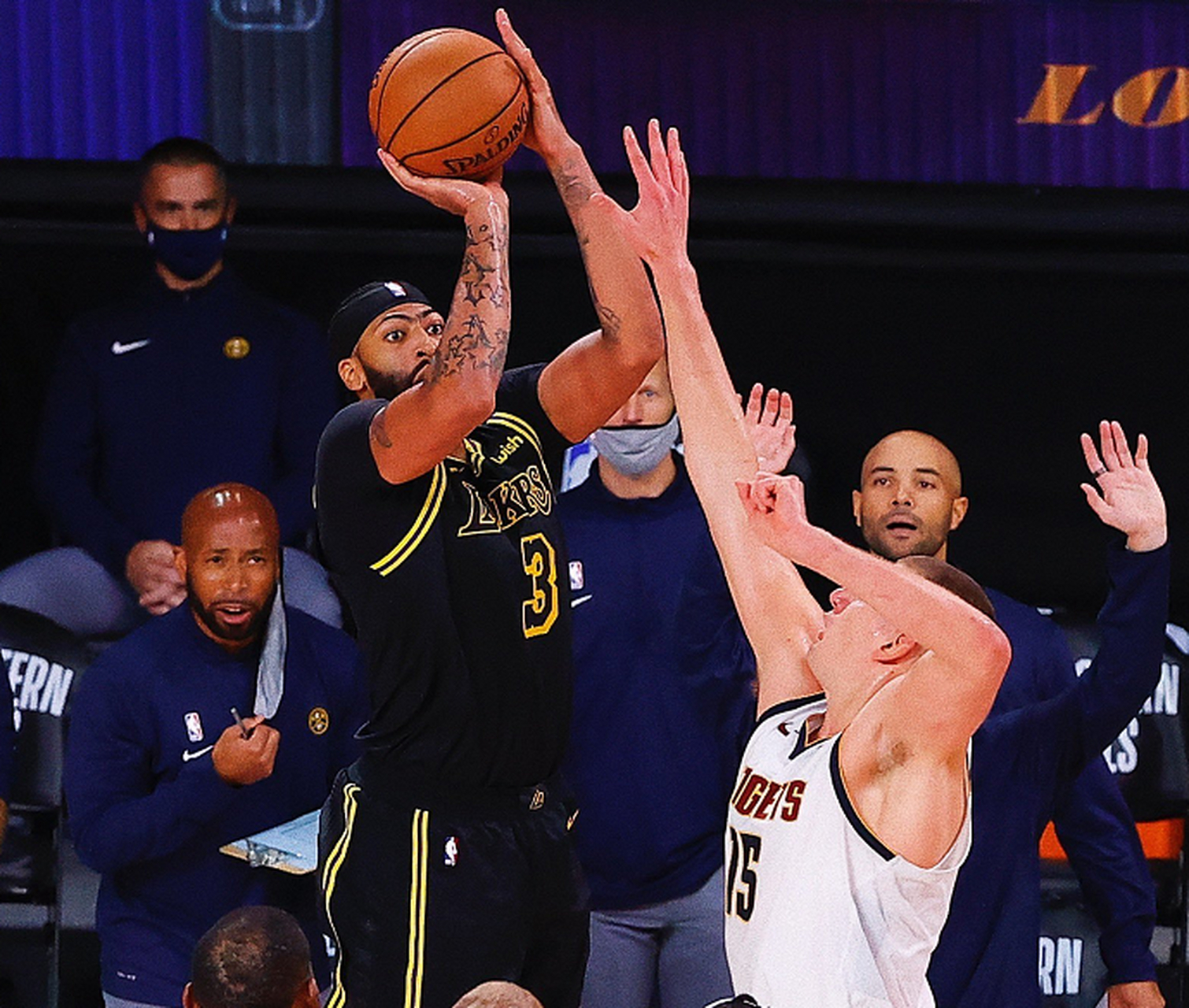 上海队横扫掘金，浓眉哥带队取胜