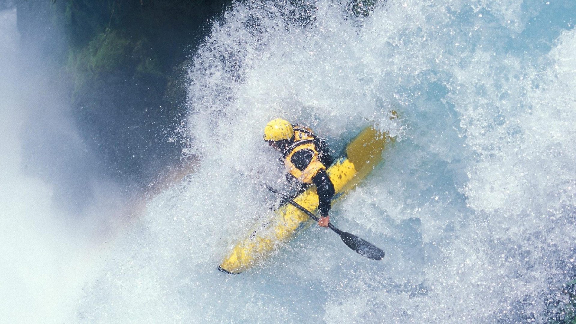 九游官网-赛道与球场的双重奏，F1揭幕战与雄鹿速胜的胜利哲学