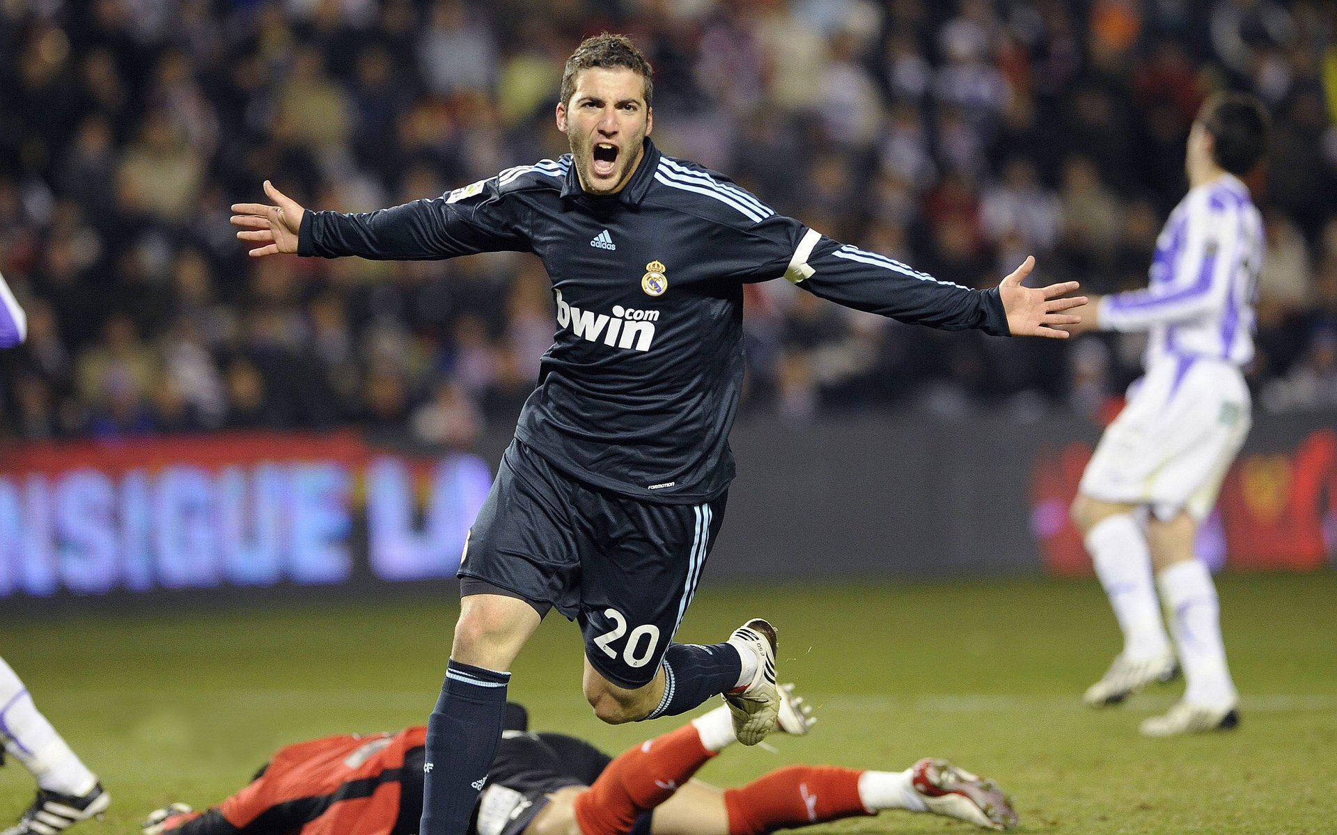 橙衣终章与新王加冕，拜仁终结荷兰血脉，伊萨克在2026接管未来